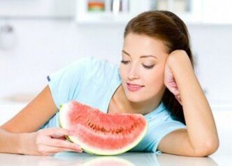 The girl applied a watermelon diet to prevent overweight. 